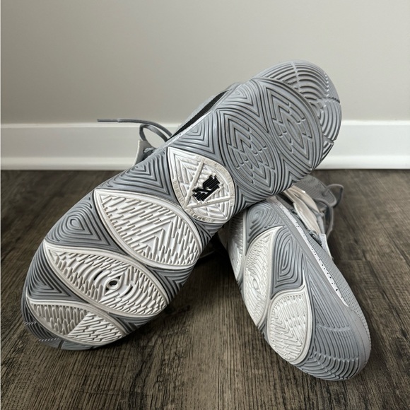 Nike Kyrie 5 Wolf Grey - Picture 7 of 8